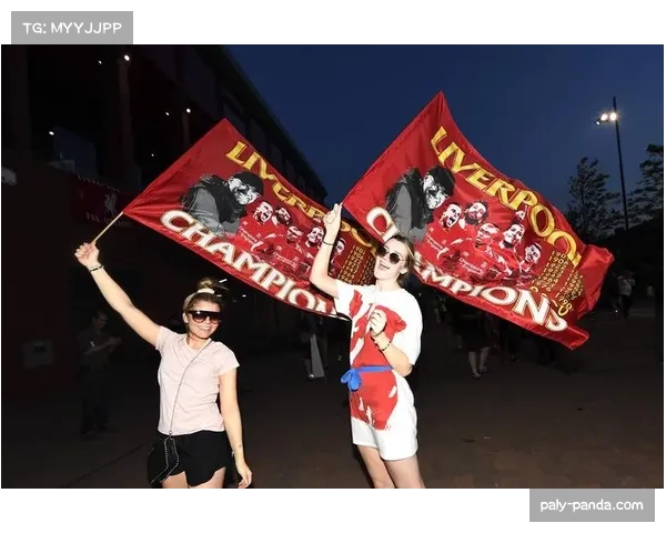 超过十万名球迷聚集在马德里丰收女神广场，庆祝球队晋级